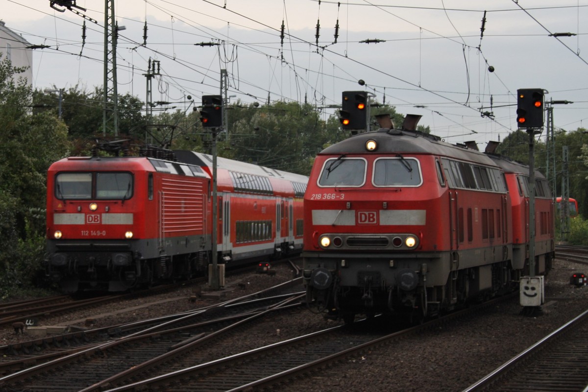 Hier links 112 149-0 mit RE21021 von Kiel Hbf. nach Hamburg Hbf. und rechts 218 366-3 und 218 344-0 als Lz, diese beiden Zge begegneten sich am 4.10.2013 in Hamburg Hbf.