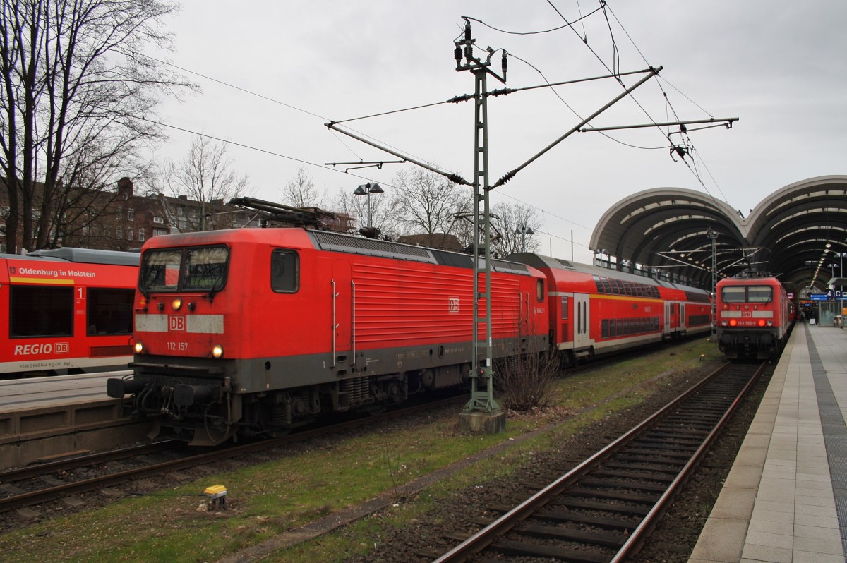 Hier links 112 157 mit einem RE70 (RE21027) von Kiel Hbf. nach Hamburg Hbf. und rechts 143 966-0 mit einer RB77 (RB21120) von Neumünster nach Kiel Hbf., diese beiden Züge standen am 9.2.2016 in Kiel Hbf.