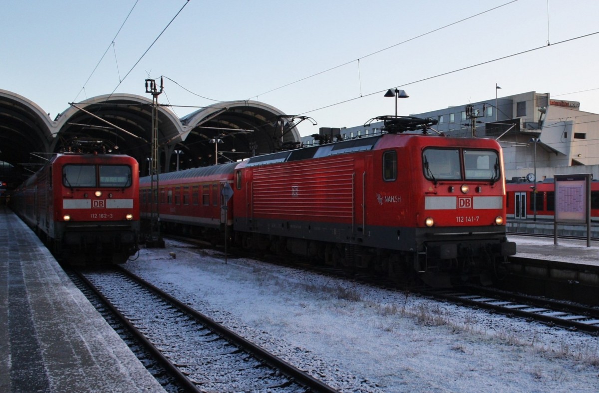 Hier links 112 162-3 mit einem RE70 (RE21011) voon Kiel Hbf. nach Hamburg Hbf. und rechts 112 141-7 mit einer RB77 (RB21111) von Kiel Hbf. nach Neumünster, diese beiden Züge begegneten sich am 24.2.2016 in Kiel Hbf. 
