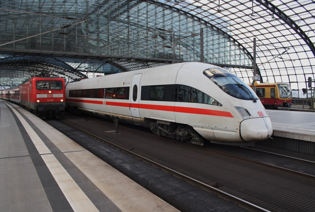 Hier links 112 165 mit IRE18095 von Hamburg-Harburg nach Berlin Ostbahnhof und rechts 411 005-2  Dresden  als ICE1556 von Berlin Ostbahnhof nach Bonn Hbf. mit 411 073-0  Halle(Saale)  als ICE1546 von Berlin Ostbahnhof nach Köln Hbf., diese beiden Züge begegneten sich am 6.4.2015 in Berlin Hbf.