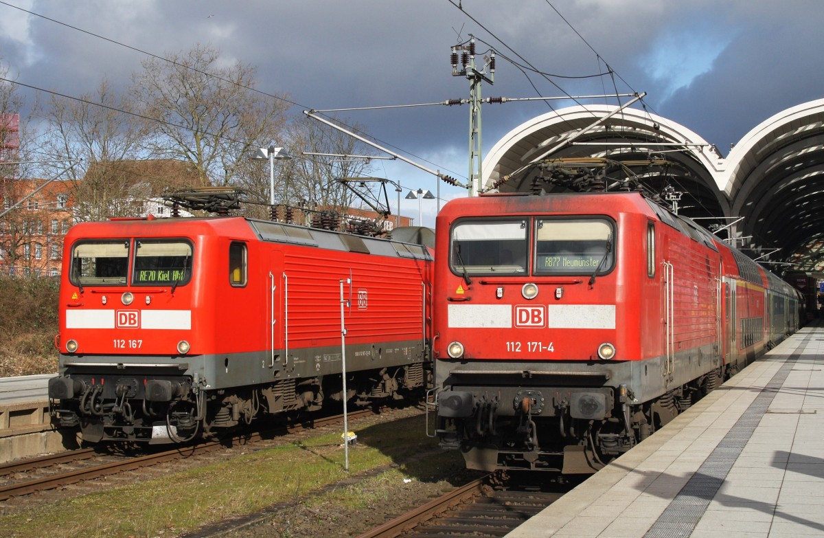 Hier links 112 167 mit einem RE70 (RE21019) von Kiel Hbf. nach Hamburg Hbf. und rechts 112 171-4 mit einer RB77 (RB21119) von Kiel Hbf. nach Neumünster, diese beiden Züge begegneten sich am 23.2.2016 in Kiel Hbf.