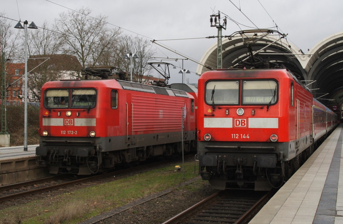 Hier links 112 172-2 mit einem RE70 (RE21019) von Kiel Hbf. nach Hamburg Hbf. und rechts 112 144 mit einer RB77 (RB21112) von Neumünster nach Kiel Hbf., diese beiden Züge begegneten sich am 3.2.2016 in Kiel Hbf. 