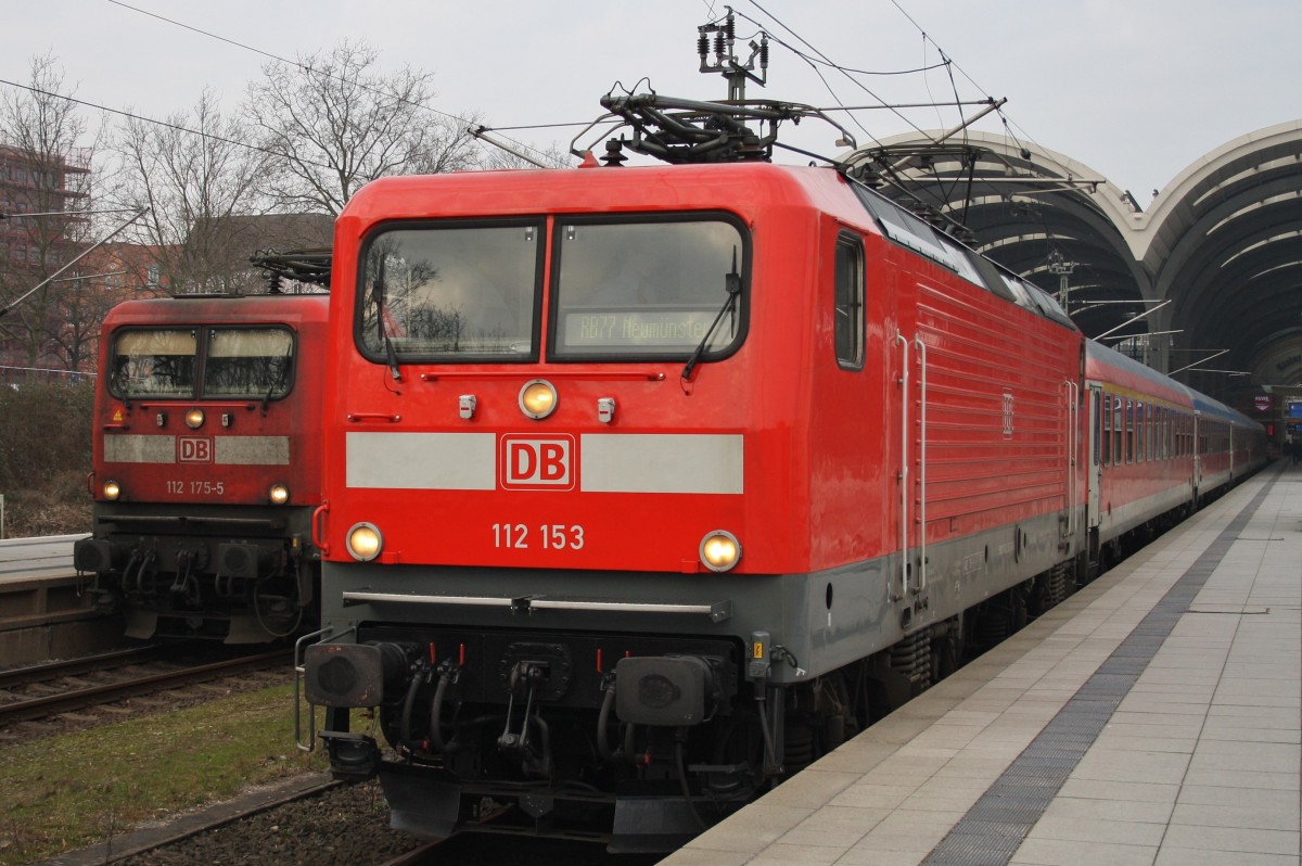Hier links 112 175-5 mit einem RE70 (RE21027) von Kiel Hbf. nach Hamburg Hbf. und rechts 112 153 mit einer RB77 (RB21127) von Kiel Hbf. nach Neumünster, diese beiden Züge begegneten sich am 18.2.2016 in Kiel Hbf.