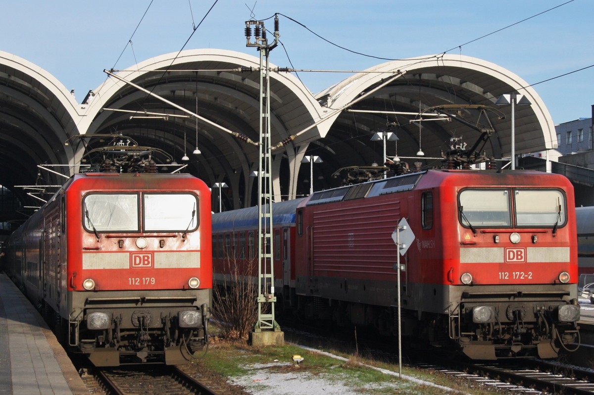 Hier links 112 179 mit einem RE70 (RE21021) von Kiel Hbf. nach Hamburg Hbf. und rechts 112 172-2 mit einer RB77 (RB21114) von Neumünster nach Kiel Hbf., diese beiden Züge begegneten am 22.1.2016 in Kiel Hbf.