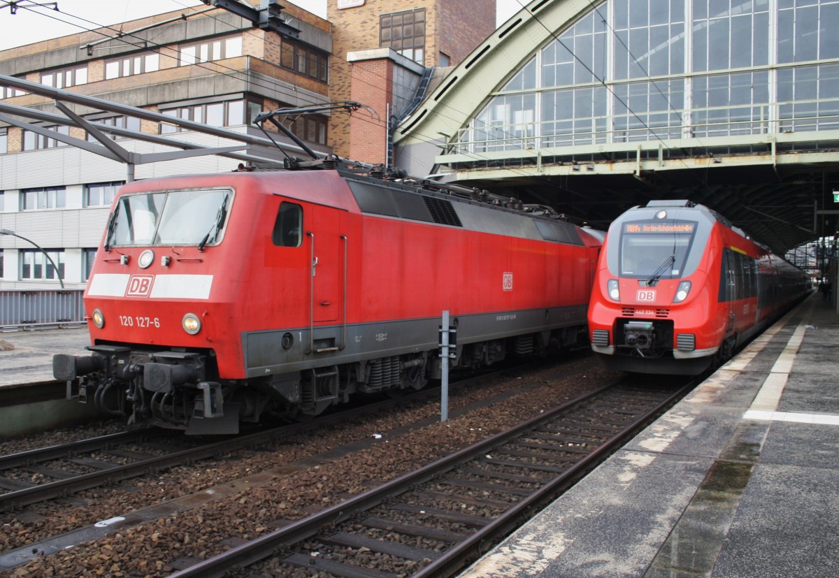 Hier links 120 127-6 und 101 111-3 (am Zugschluss) mit IC1916 von Köln Hbf. nach Berlin Ostbahnhof und rechts 442 334-9 und 442 636-7 als RB14 (RB18917) von Nauen nach Berlin Schönefeld Flughafen, diese beiden Züge begegneten sich am 3.2.2014 in Berlin Ostbahnhof.