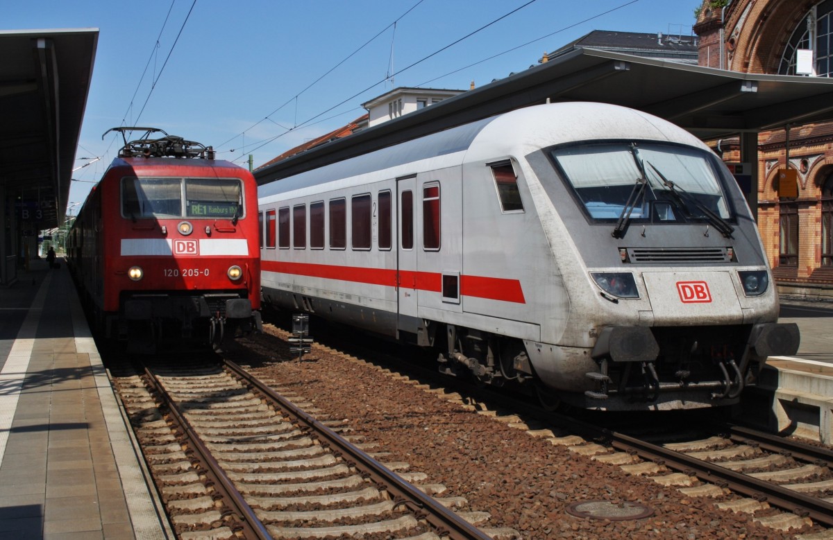 Hier links 120 205-0 mit einem RE1 (RE4334)  Hanse-Express  von Schwerin Hbf. nach Hamburg Hbf. und rechts IC2376  Strelasund  von Karlsruhe Hbf. nach Stralsund Hbf. (Zuglok war 101 051-1), diese beiden Züge begegneten sich am 21.7.2014 in Schwerin Hbf.