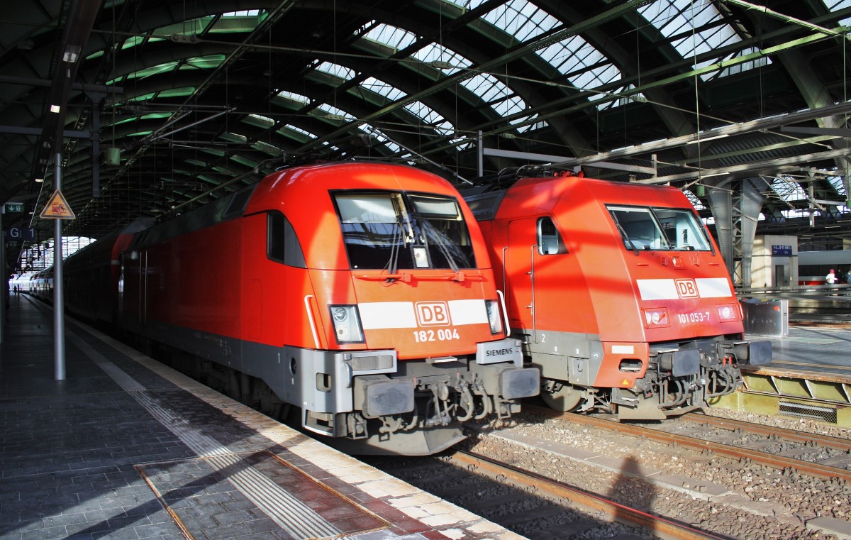 Hier links 182 004 mit einem RE1 (RE18177) von Brandenburg Hbf. nach Frankfurt(Oder) und rechts 101 053-7 mit IC2243 von Bad Bentheim nach Berlin Ostbahnhof, diese beiden Zge begegneten sich am 4.1.2014 in Berlin Ostbahnhof.