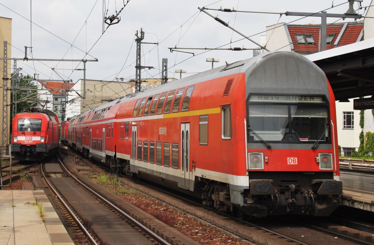 Hier links 182 007 mit einem RE1 (RE18113) von Magdeburg Hbf. nach Frankfurt(Oder) und rechts eine RB14 (RB18914)  Airport-Express  von Berlin Schönefeld Flughafen nach Nauen (Zuglok war 143 333-3), diese beiden Züge begegneten sich am 28.6.2014 in Berlin Friedrichstraße.