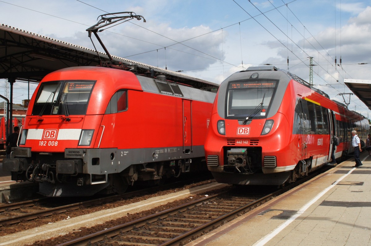 Hier links 182 008 mit einem RE1 (RE18128) von Cottbus nach Magdeburg Hbf. und rechts 442 142-6 als RE11 (RE18222) von Cottbus nach Frankfurt(Oder), diese beiden Zge standen am 19.7.2013 in Cottbus. 