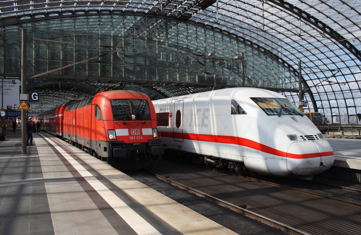 Hier links 182 024 mit einem RE1 (RE18117) von Magdeburg Hbf. nach Frankfurt(Oder) und rechts 808 037-6 als ICE858 von Berlin Ostbahnhof nach Köln Hbf. mit 808 020-2 als ICE848 von Berlin Ostbahnhof nach Düsseldorf Hbf., diese beiden Züge begegneten sich am 6.4.2015 in Berlin Hbf. 