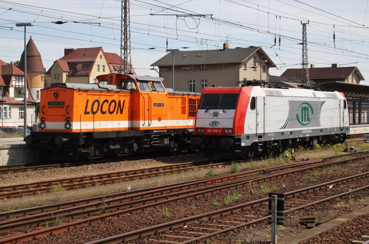 Hier links 201 211-0 und rechts 185 598-0, diese beiden Loks begegneten sich am 17.5.2014 in Angermünde.