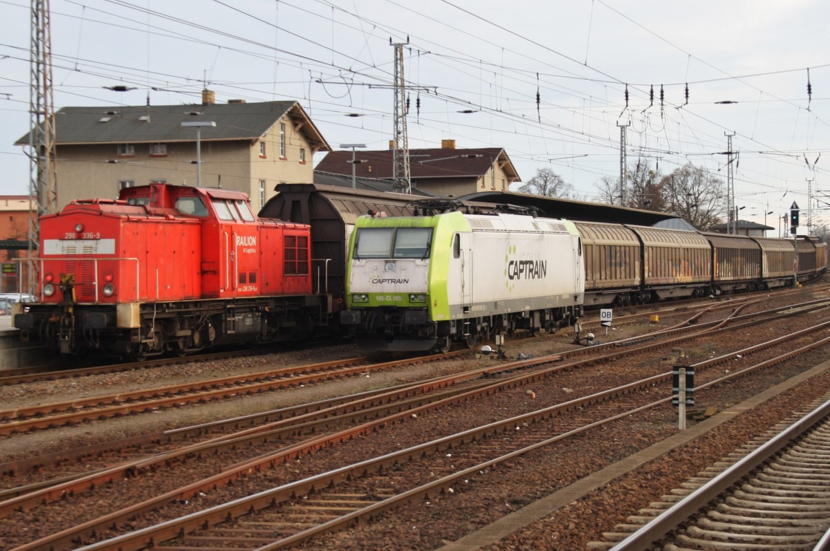 Hier links 298 336-9 und 155 191-0 (an der Zugspitze) mit einem Schiebewandwagenzug und rechts 185 505-5, diese beiden Züge begegneten sich am 7.2.2014 in Angermünde.