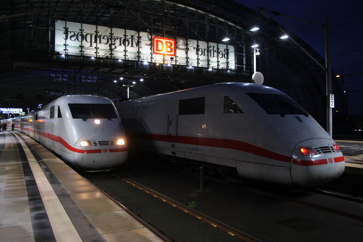 Hier links 401 086-4  Chur  als ICE372 von Interlaken Ost nach Berlin Ostbahnhof und rechts 401 503-8  Neu-Isenburg  als ICE377 von Berlin Ostbahnhof nach Basel SBB, diese beiden Triebzüge standen am 18.12.2015 in Berlin Hbf.