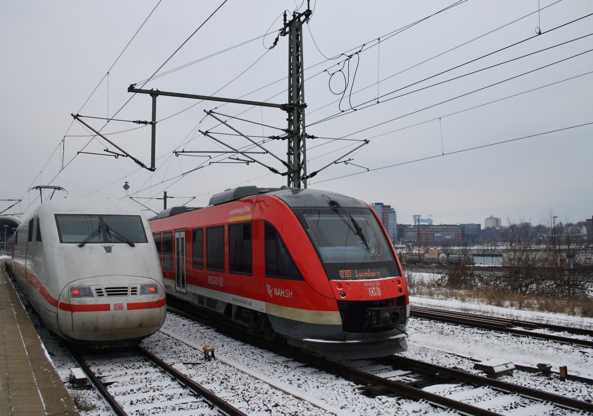 Hier links 401 520-2  Lüneburg  als ICE883 von Kiel Hbf. nach München Hbf. und rechts 648 838-0  Lauenburg/Elbe  als RE83 (RE21625) von Kiel Hbf. nach Lüneburg, diese beiden Triebzüge begegneten sich am 19.1.2016 in Kiel Hbf.