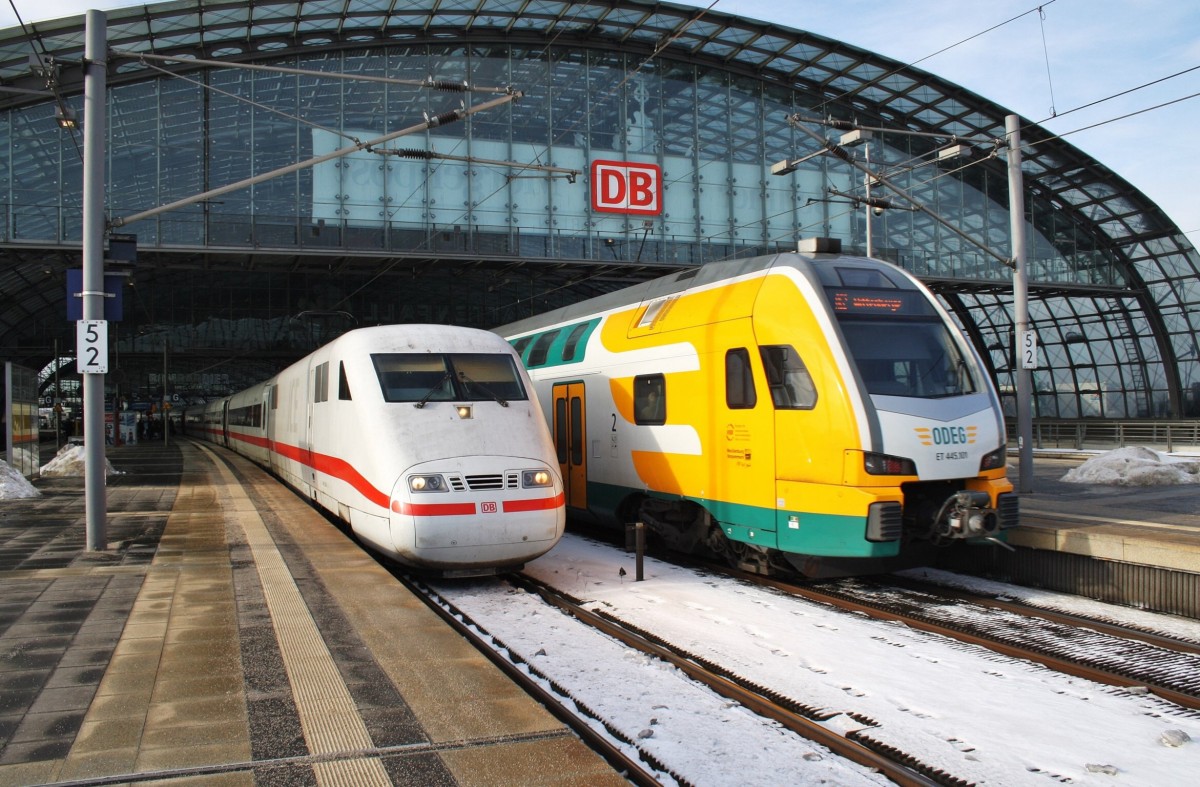 Hier links 401 559-0  Bad Oldesloe  als ICE694 von Stuttgart Hbf. nach Berlin Ostbahnhof und rechts 445 101-9 als RE2 (RE83965) von Cottbus nach Wittenberge, diese beiden Triebzüge begegneten sich am 1.2.2014 in Berlin Hbf.
