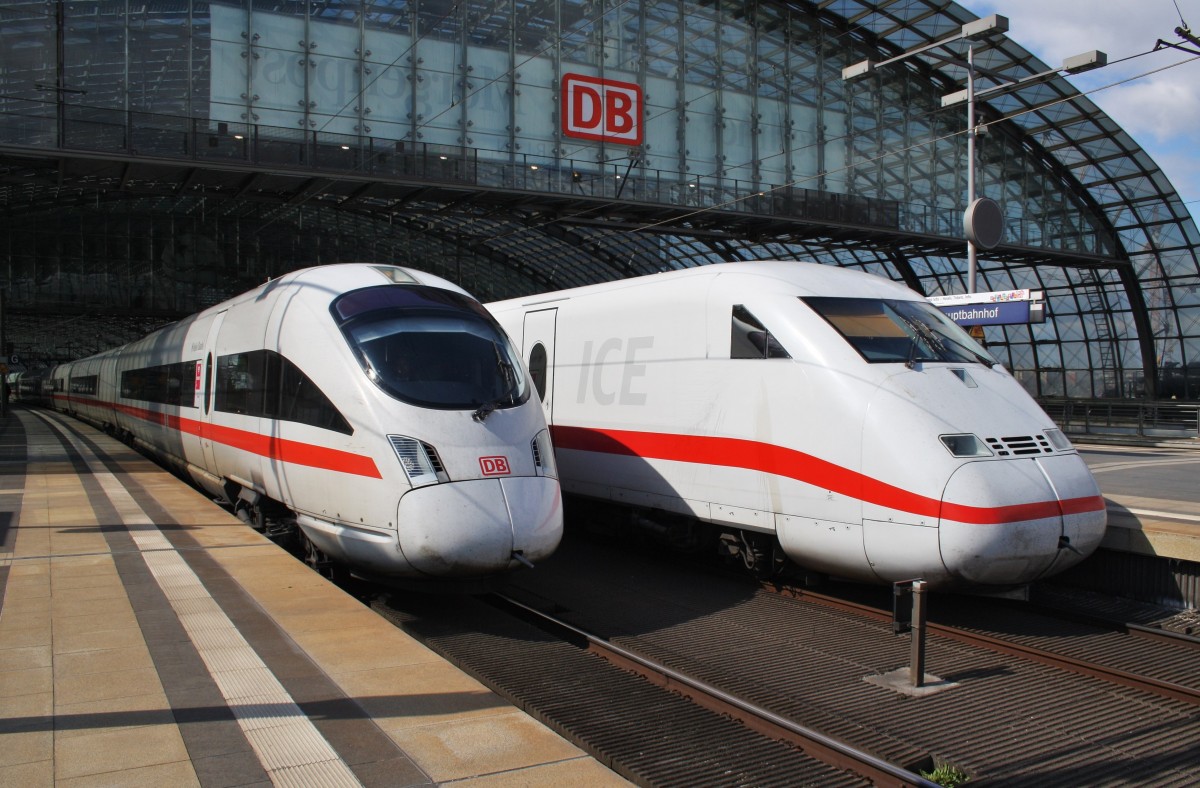 Hier links 411 073-0  Halle(Saale)  als ICE2905 von Hamm(Westf.) nach Berlin Ostbahnhof und rechts 808 037-6 als ICE858 von Berlin Ostbahnhof nach Köln Hbf. mit 808 020-2 als ICE848 von Berlin Ostbahnhof nach Düsseldorf Hbf., diese Triebzüge begegneten sich am 6.4.2015 in Berlin Hbf.