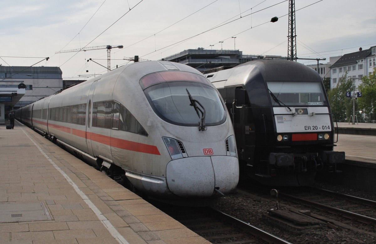 Hier links 411 081-3  Horb am Neckar  als ICE1507 von Hamburg-Altona nach Leipzig Hbf. und rechts 223 014-2 mit NOB81714 von Hamburg-Altona nach Westerland(Sylt), diese beiden Zge standen am 4.10.2013 in Hamburg-Altona. 