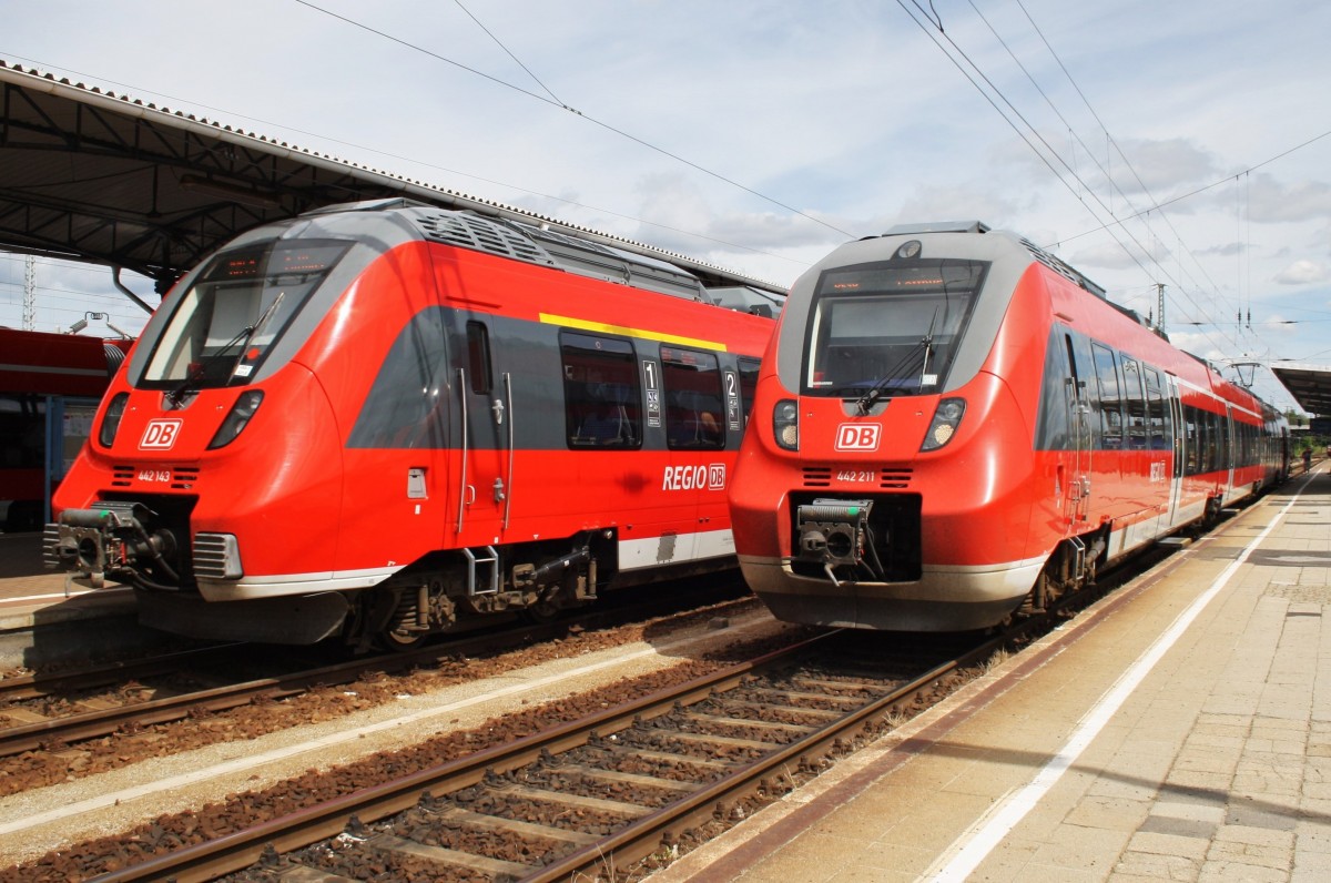 Hier links 442 143-4 als RB49 (RB28893) von Doberlug-Kirchhain nach Cottbus und rechts 442 211-9 als RE10 (RB93410) von Cottbus nach Leipzig Hbf., diese beiden Triebzüge standen am 19.7.2013 in Cottbus.