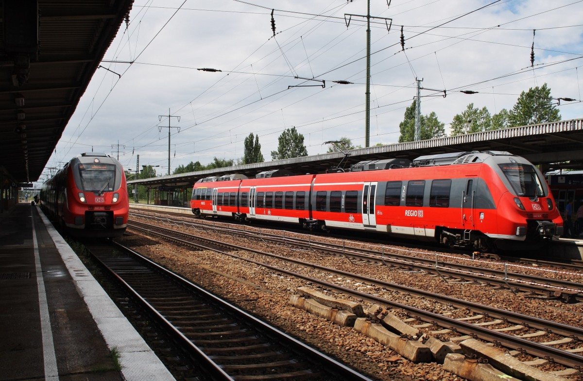 Hier links 442 320-8 als RE7 (RE18717)  Airport-Express  von Berlin Schönefeld Flughafen nach Dessau Hbf. und rechts 442 628-4 als RB22 (RB28814)  Airport-Express  von Potsdam Hbf. nach Berlin Schönefeld Flughafen, diese beiden Triebzüge standen am 14.6.2014 in Berlin Schönefeld Flughafen.