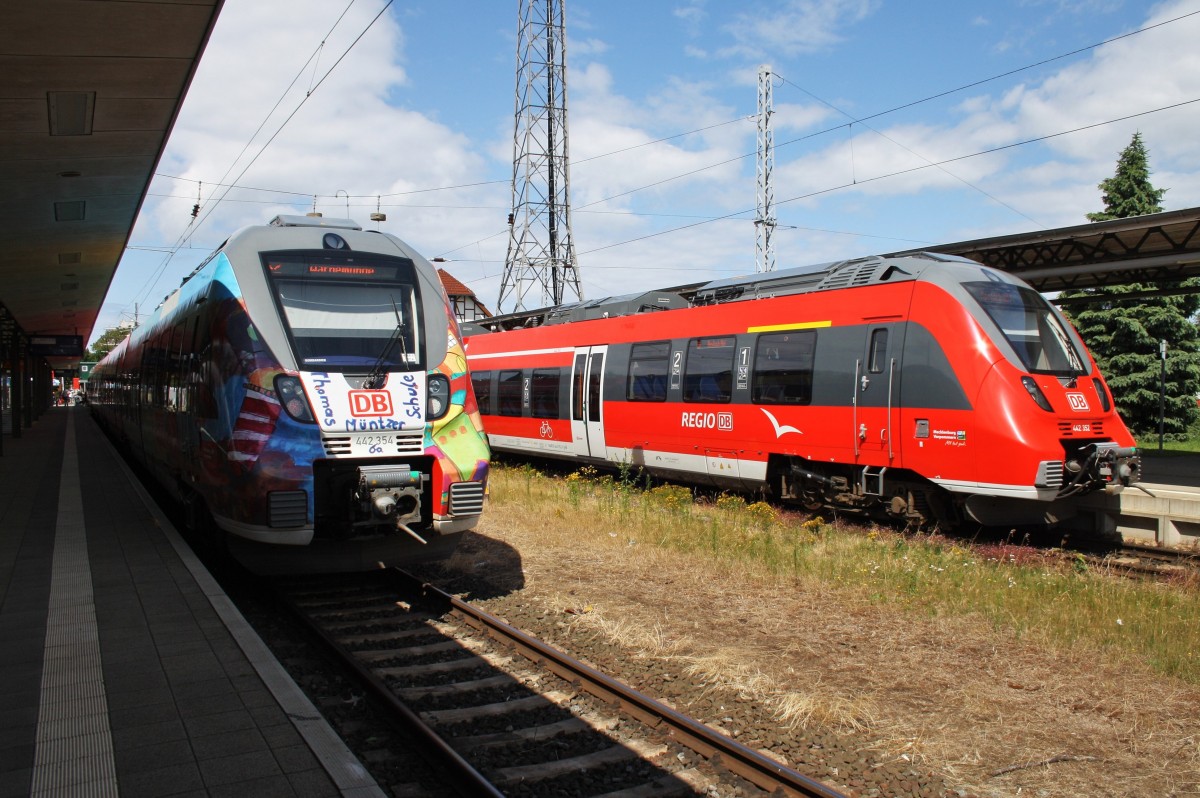 Hier links 442 354-7 als S2 von Güstrow nach Warnemünde und rechts 442 352-1 als S1 von Warnemünde nach Rostock Hbf., diese beiden Triebzüge standen am 26.7.2015 in Warnemünde.