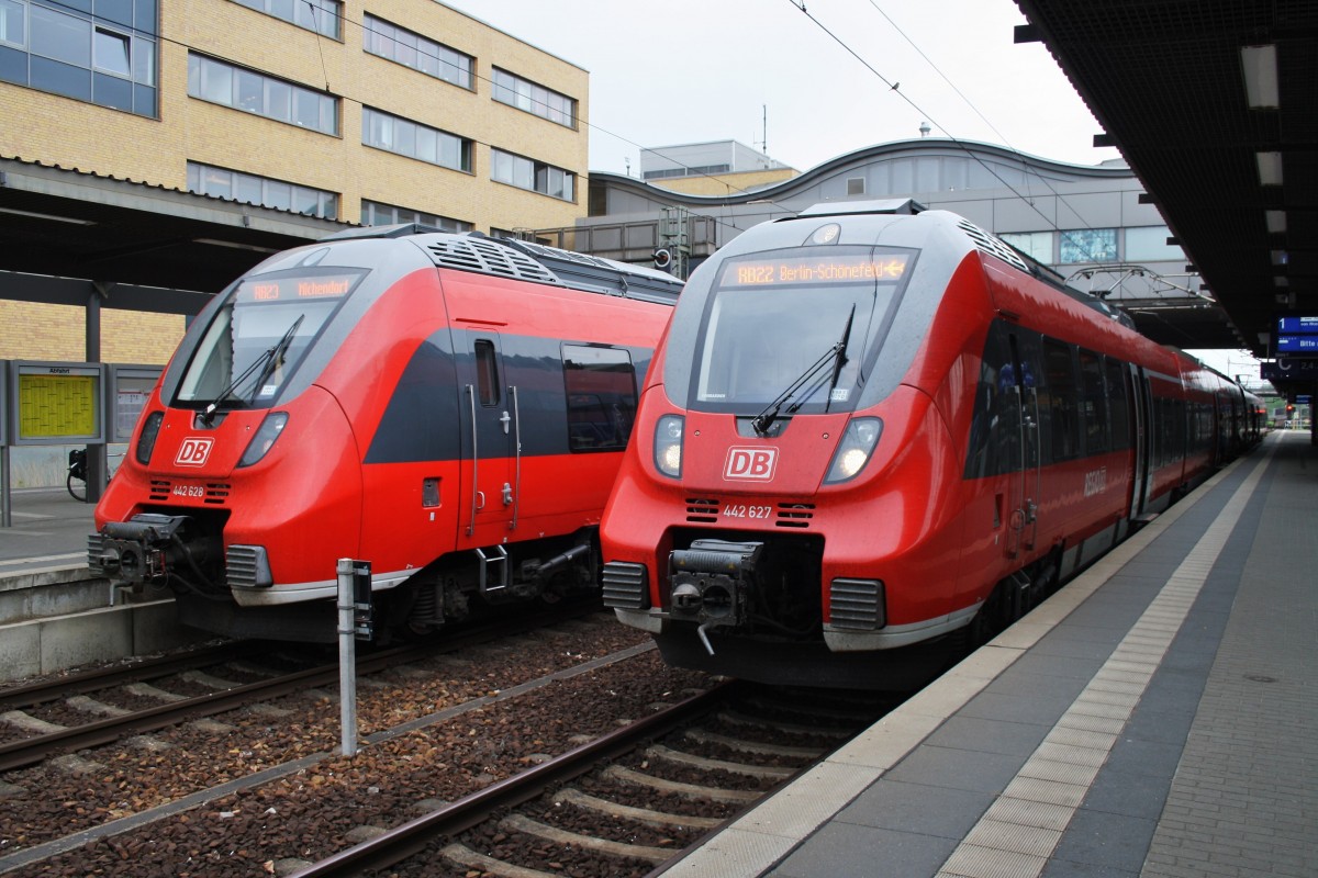 Hier links 442 628-4 als RB23 (RB28848) von Potsdam Hbf. nach Michendorf und rechts 442 627-6 als RB22 (RB28805)  Airport-Express Schönefeld  von Berlin Schönefeld Flughafen nach Potsdam Hbf. mit 442 121-0 als RB21 (RB18657) von Wustermark nach Potsdam Hbf., diese beiden Triebzüge standen am 1.5.2014 in Potsdam Hbf. 