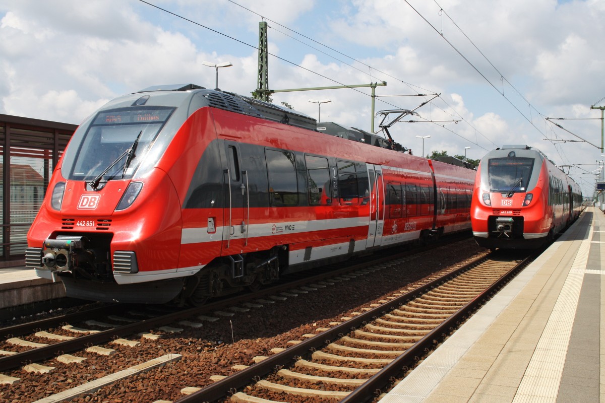 Hier links 442 651-6 als RB49 (RB28748) von Falkenberg(Elster) nach Cottbus und rechts 442 209-3 als RE10 (RE18458) von Cottbus nach Leipzig Hbf., diese beiden Triebzüge standen am 12.7.2014 in Falkenberg(Elster).