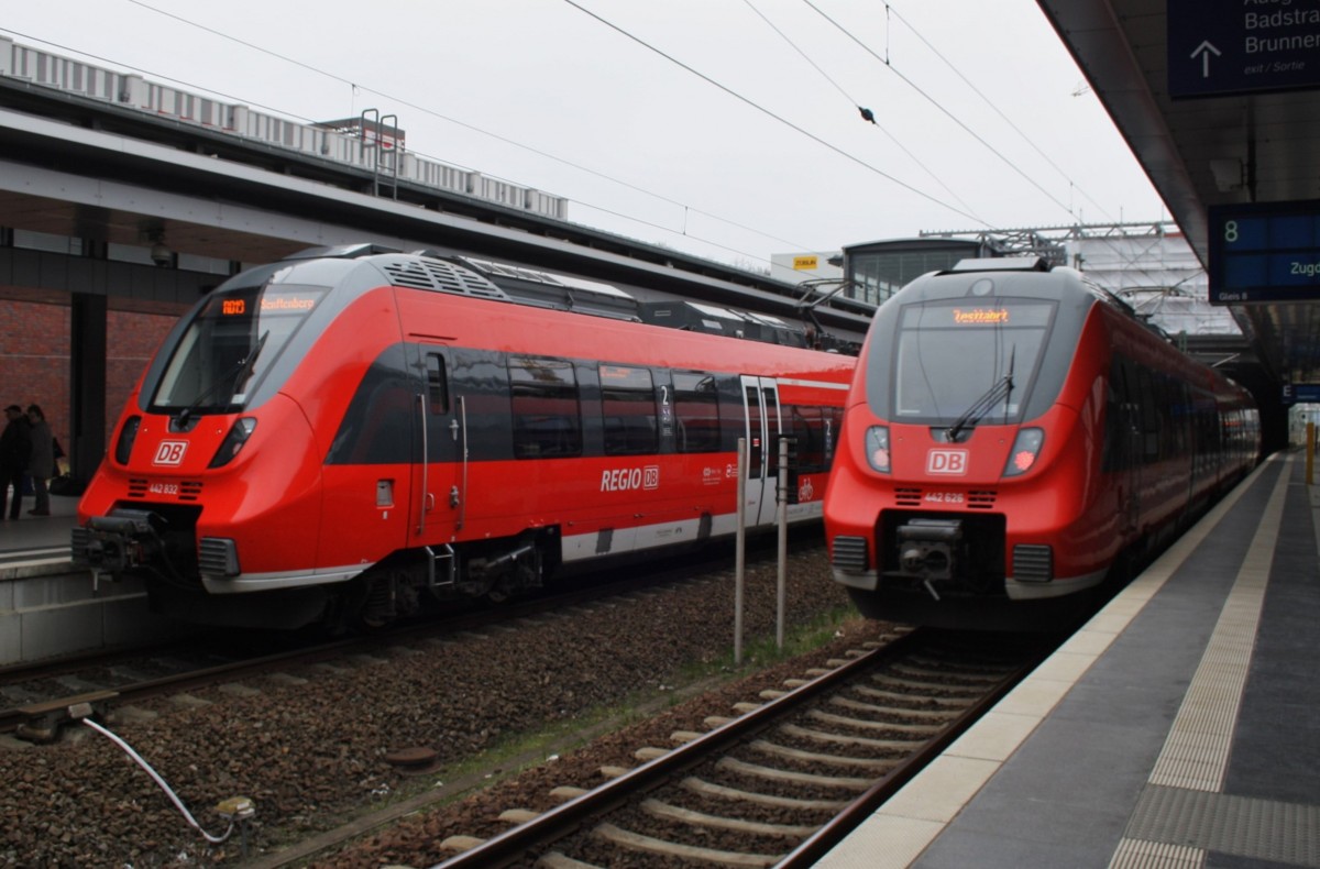 Hier links 442 822-2 als RB19 (RB18571) von Berlin Gesundbrunnen nach Senftenberg und rechts 442 626-8 als Leerzug, diese beiden Triebzüge begegneten sich am 28.3.2014 in Berlin Gesundbrunnen. 