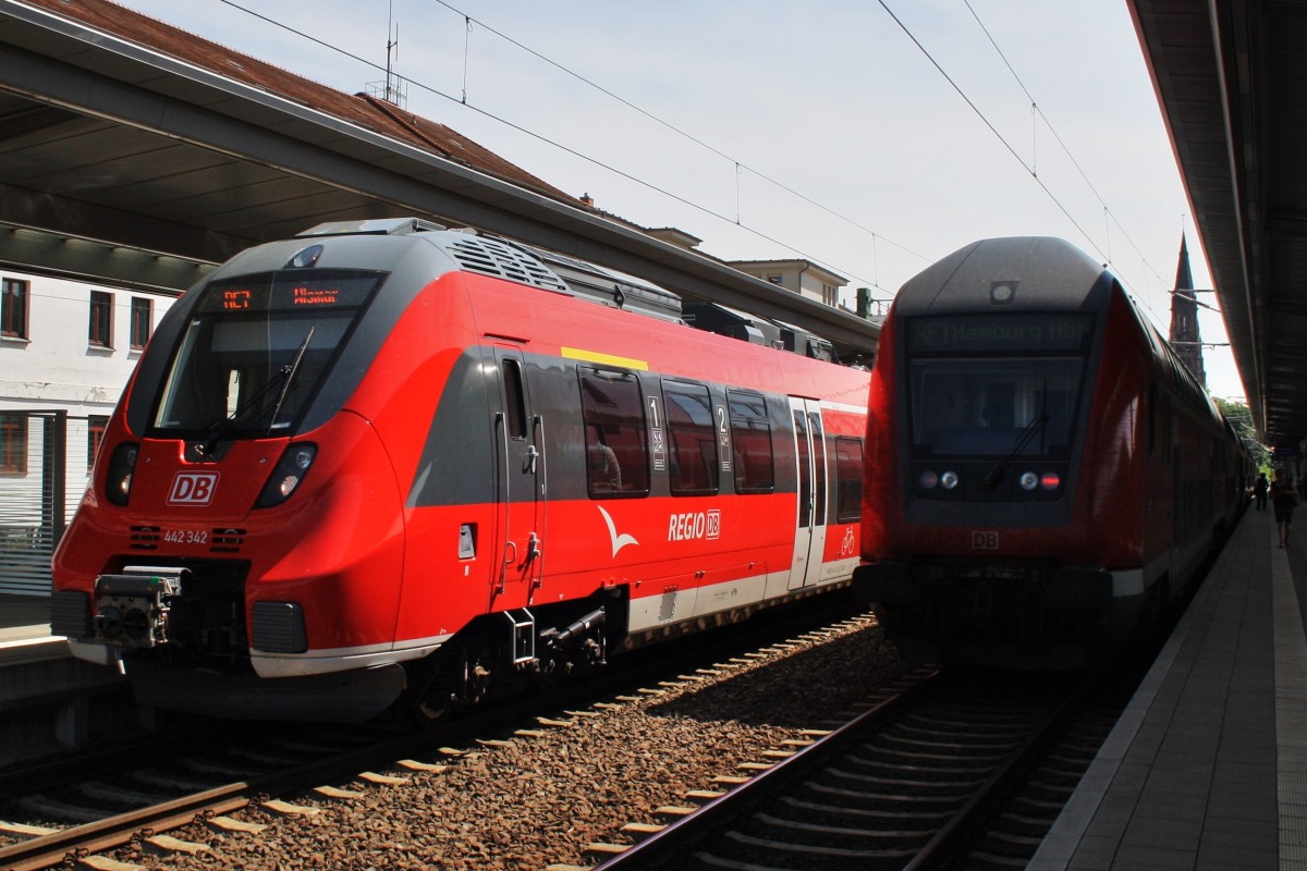 Hier links 442 844-7 als RE7 (RE4380) von Ludwigslust nach Wismar und rechts ein RE1 (RE4334)  Hanse-Express  von Schwerin Hbf. nach Hamburg Hbf. (Zuglok war 120 205-0), diese beiden Züge begegneten sich am 21.7.2014 in Schwerin Hbf.
