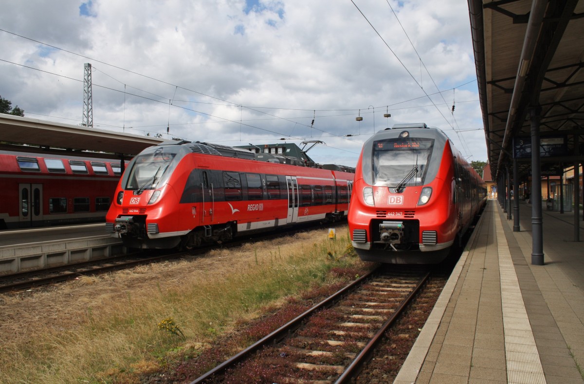 Hier links 442 844-7 als S2 von Güstrow nach Warnemünde und rechts 442 352-1 als S1 von Warnemünde nach Rostock Hbf., diese beiden Triebzüge standen am 26.7.2015 in Warnemünde.