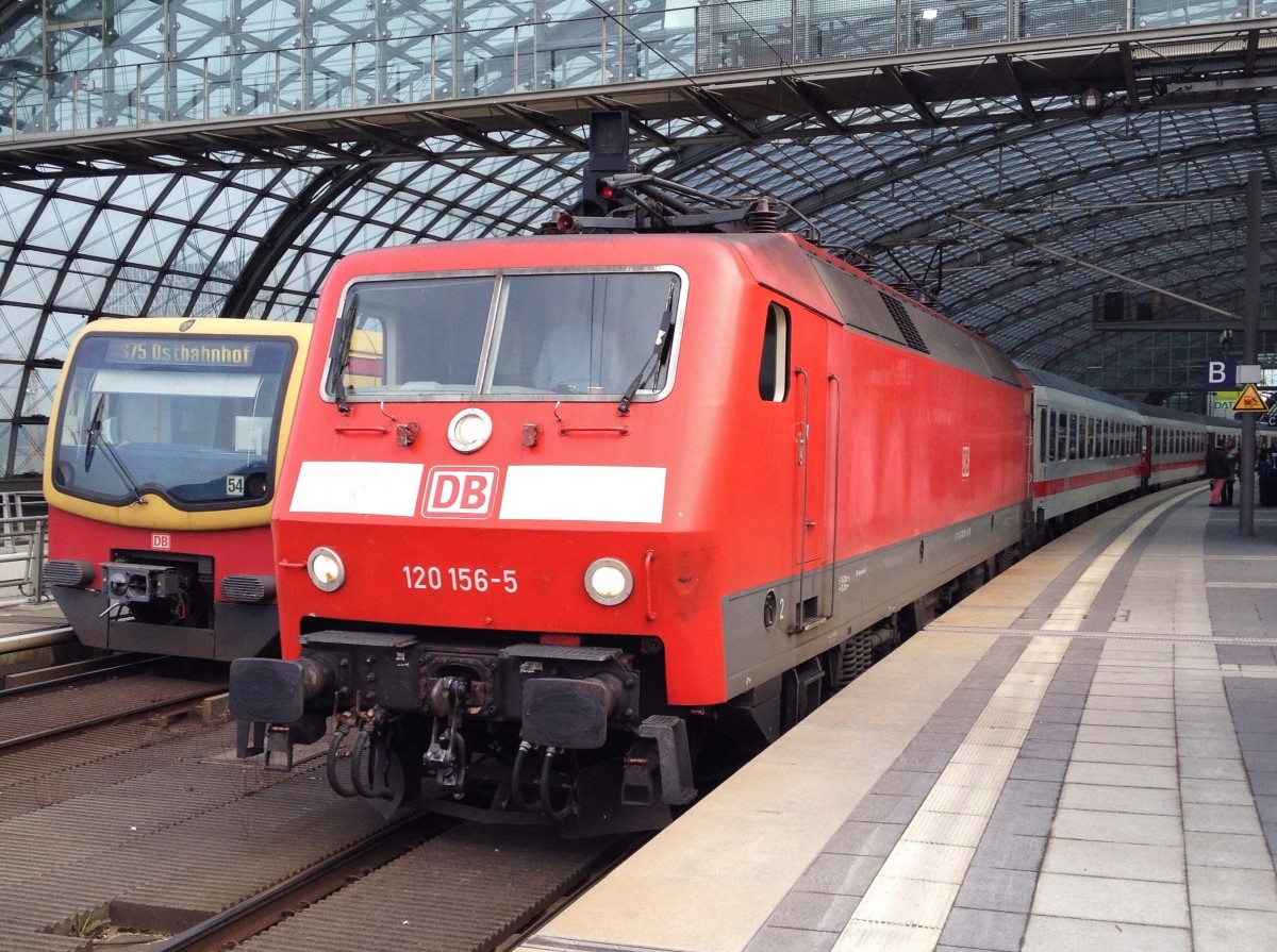 Hier links 481 287-1 als S75 von Berlin Westkreuz nach Berlin Ostbahnhof und rechts 120 156-5 mit IC2900 als Ersatzzug für ICE35 und ICE380 von Berlin Ostbahnhof nach Hamburg Hbf., diese beiden Züge begegneten sich am 28.2.2014 in Berlin Hbf.