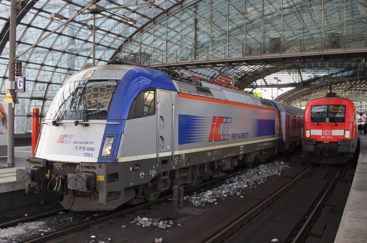Hier links 5 370 006 mit EC45 von Berlin Hbf. nach Warszawa Wschodnia und rechts 182 003 mit einem RE1 (RE18176) von Frankfurt(Oder) nach Brandenburg Hbf., diese beiden Züge standen am 1.2.2014 in Berlin Hbf.