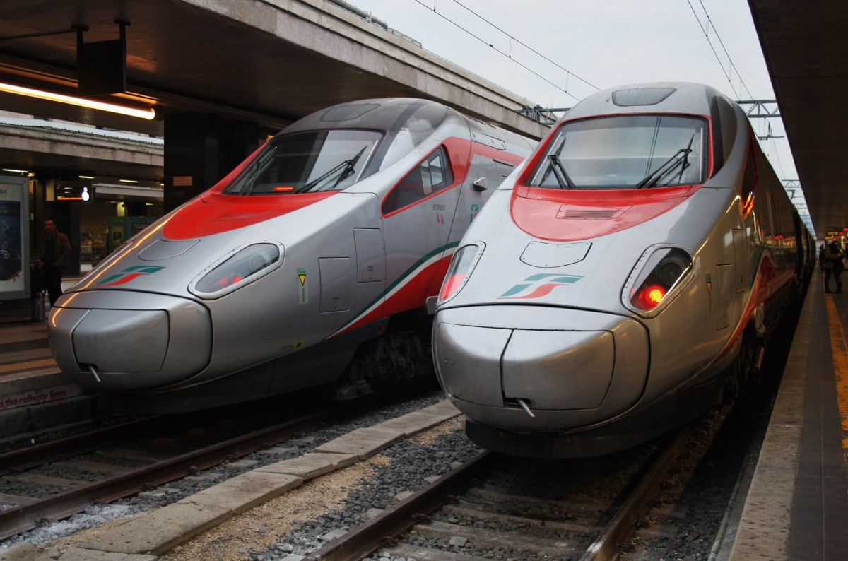 Hier links 610 104-6 als ES9578 von Roma Termini nach Torino Porta Nuova und rechts 600 702-8 als ES9478 von Roma Termini nach Bolzano, diese beiden Triebzüge standen am 24.12.2014 in Roma Termini.
Mit diesem Bild möchte ich persönlich mein Jahr bei Bahnbilder.de abschließen und wünsche ALLEN einen guten Rutsch ins neue Jahr und für 2015 nur das Beste. :) 