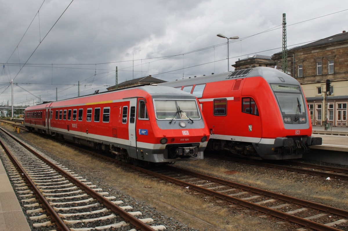 Hier links 610 505-0 als Leerzug und rechts ein RE3 (RE4769) von Hof Hbf. nach Dresden Hbf. (Zuglok war 143 814-2), diese beiden Züge begegneten sich am 18.8.2014 in Hof Hbf.