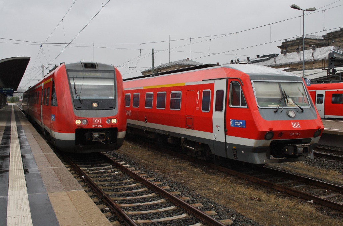 Hier links 612 492-9 als RE94030 von Hof Hbf. nach Lichtenfels und rechts 610 505-0 als Leerzug, diese beiden Triebzüge standen am 18.8.2014 in Hof. 