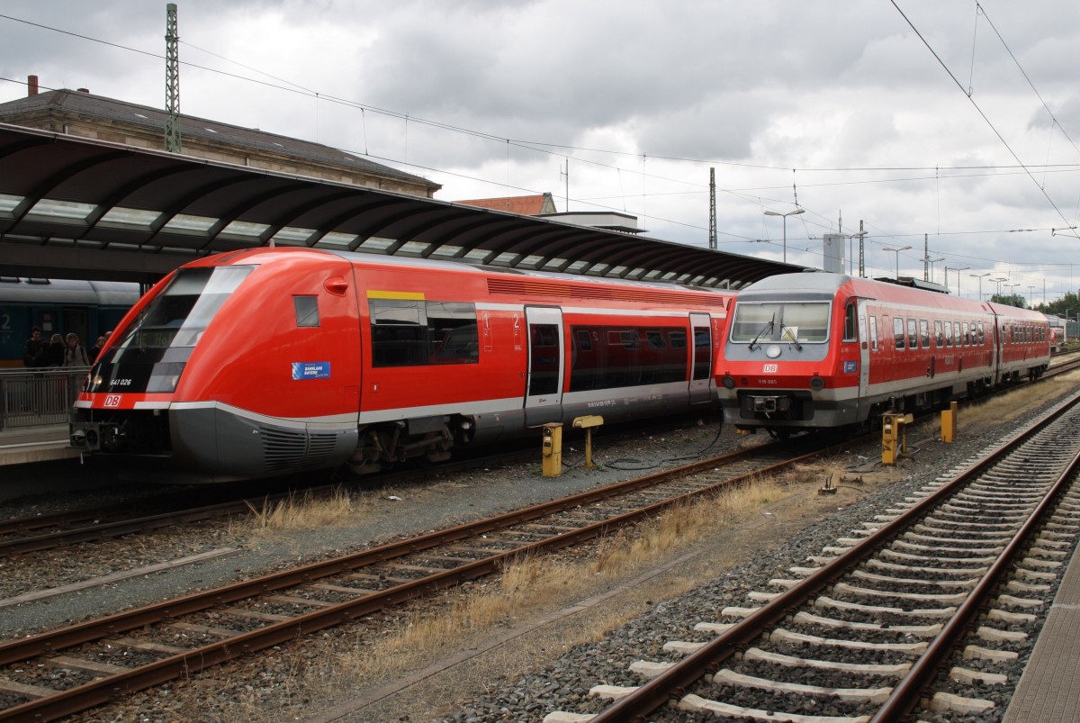 Hier links 641 026-0 als RE3046 von Hof Hbf. nach Neuenmarkt-Wirsberg und links 610 005-1 als Leerzug, diese beiden Triebzüge standen am 18.8.2014 in Hof Hbf.