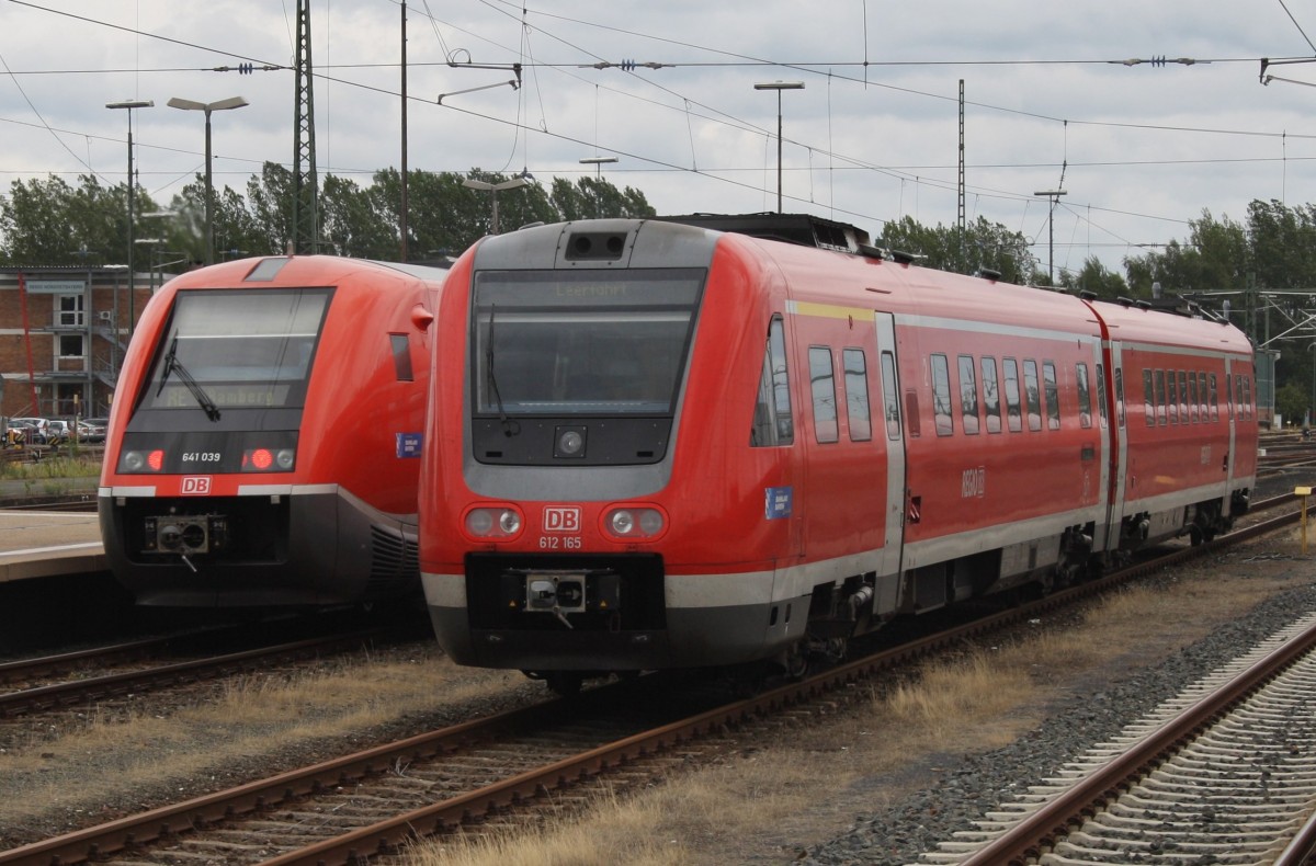 Hier links 641 039-2 als RE3048 von Hof Hbf. nach Bamberg und rechts 612 165-1 als Leerzug, diese beiden Triebzüge begegneten sich am 18.8.2014 in Hof Hbf.