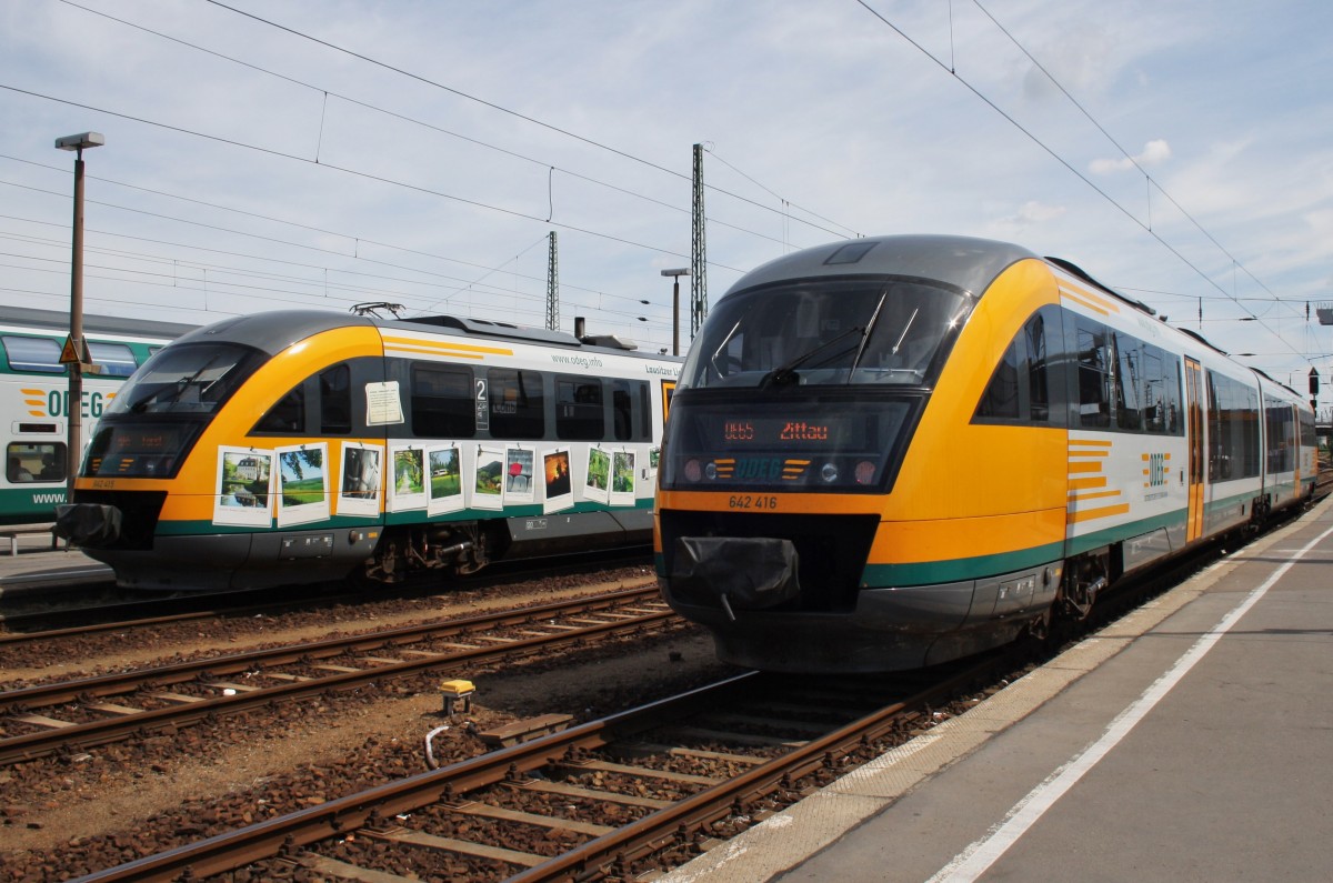 Hier links 642 415 als RB46 (RB68942) von Cottbus nach Forst(Lausitz) und rechts 642 416 als OE65 (OE79716) von Cottbus nach Zittau, diese beiden Triebzüge standen am 19.7.2013 in Cottbus.