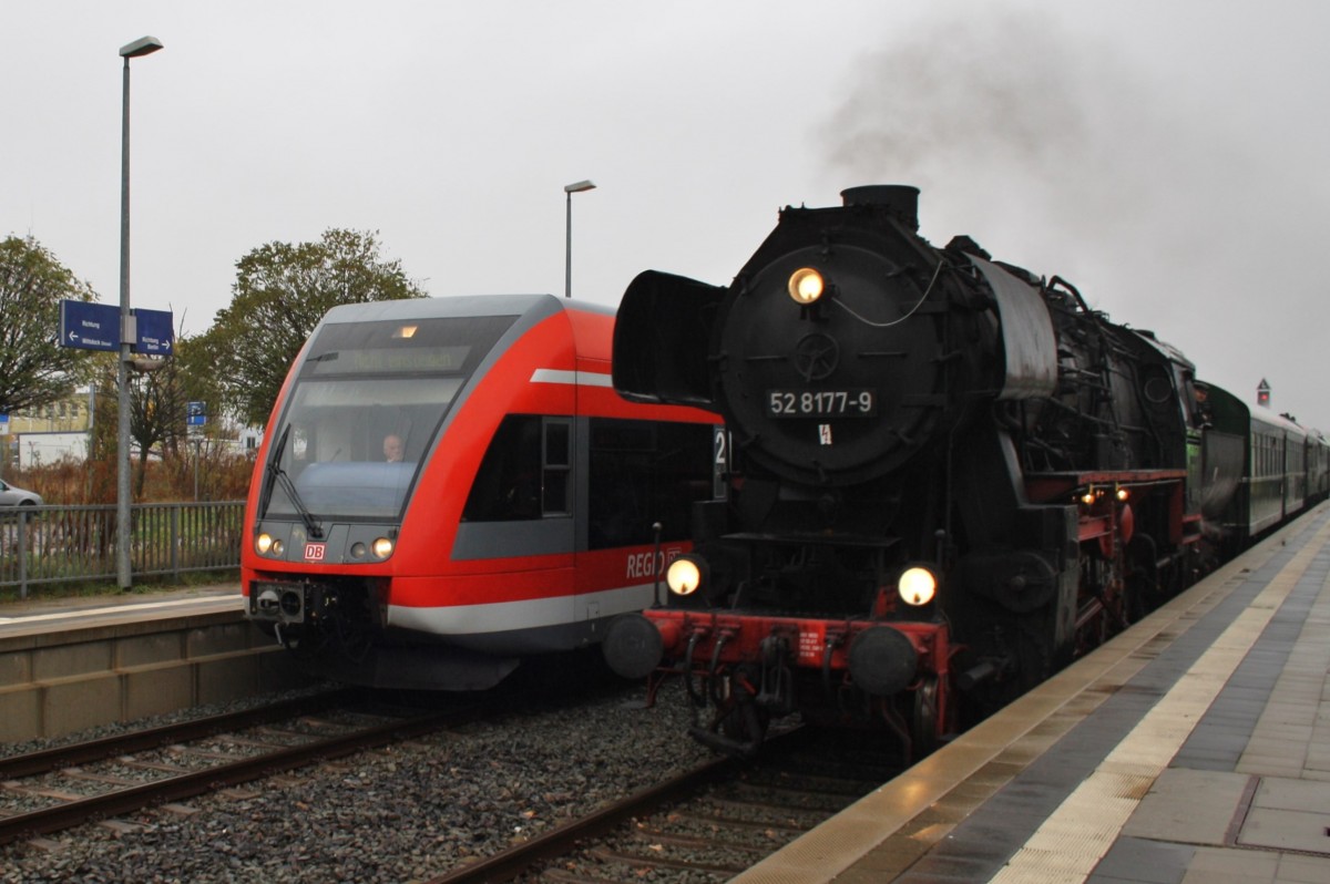 Hier links 646 015-7 als Leerzug und rechts 52 8177-9 mit einem Sonderzug von Berlin Schnweide nach Neuruppin West, diese beiden Zge begegneten sich am 2.11.2013 in Neuruppin West.