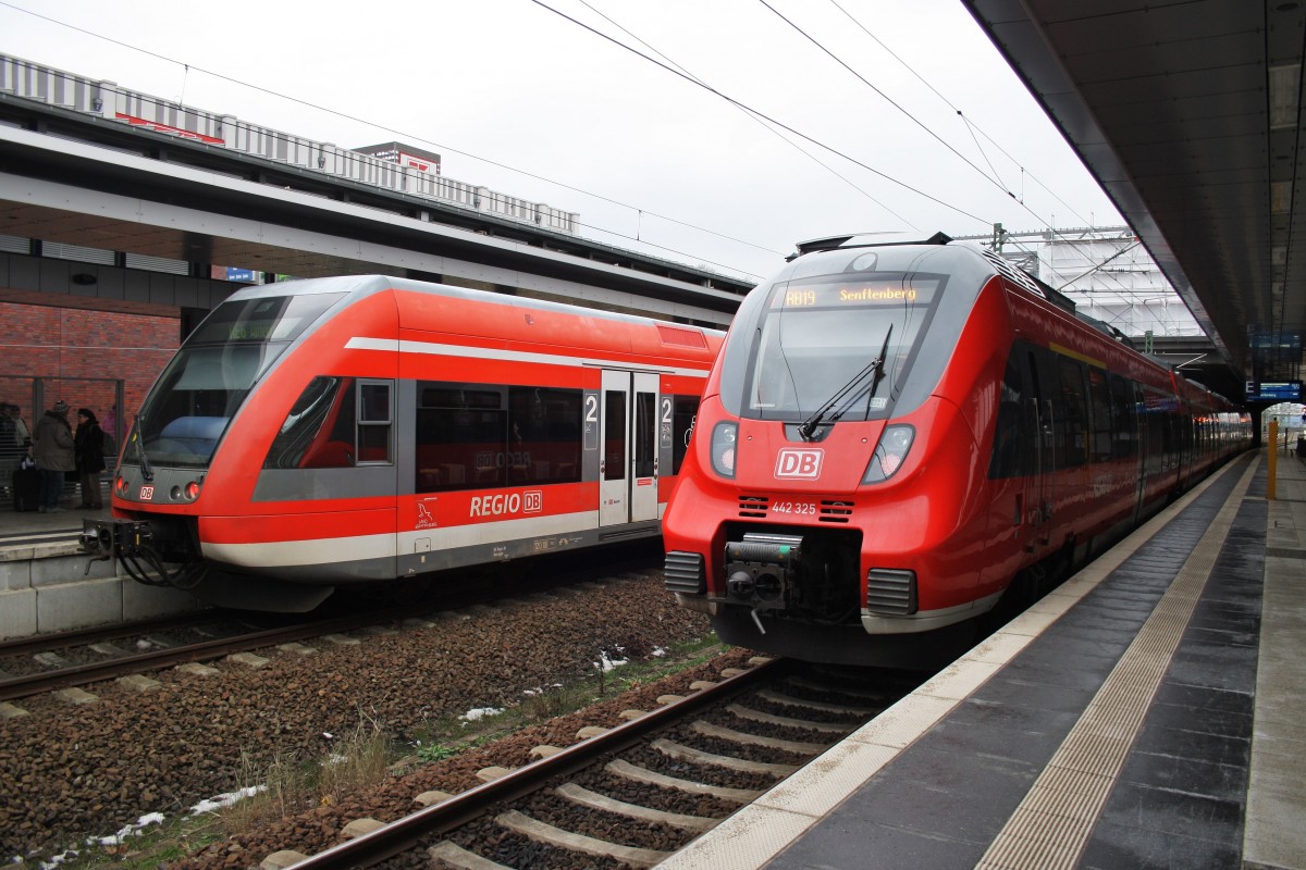 Hier links 646 021-5 und 646 027-2 als RE6 (RE18612) von Berlin Gesundbrunnen nach Wittenberge und rechts 442 325-7 als RB19 (RB18573) von Berlin Gesundbrunnen nach Senftenberg, diese beiden Triebzüge standen am 3.2.2014 in Berlin Gesundbrunnen. 