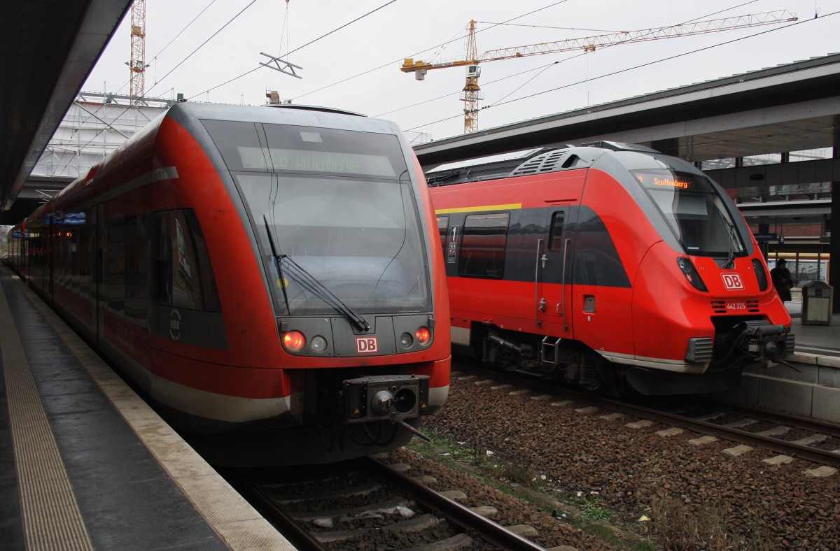 Hier links 646 021-5 und 646 027-2 als RE6 (RE18612) von Berlin Gesundbrunnen nach Wittenberge und rechts 442 325-7 als RB19 (RB18573) von Berlin Gesundbrunnen nach Senftenberg, diese beiden Triebzüge standen am 3.2.2014 in Berlin Gesundbrunnen. 