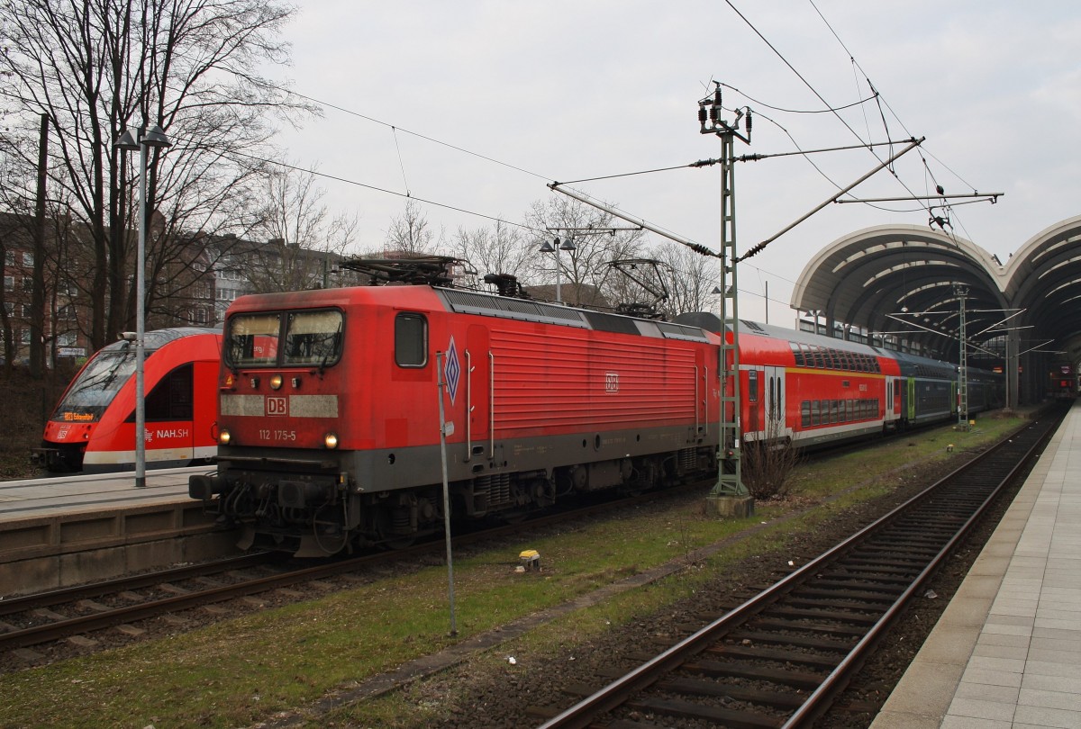 Hier links 648 331-6  Ascheberg  als RB73 (RB21970) von Kiel Hbf. nach Eckernförde 112 175-5 mit einem RE70 (RE21027) von Kiel Hbf. nach Hamburg Hbf., diese beiden Züge standen am 18.2.2016 in Kiel Hbf.