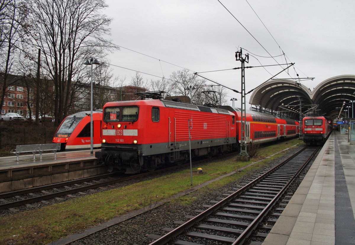 Hier links 648 349-8  Schwarzenbek  als RB73 (RB21970) von Kiel Hbf. nach Eckernförde, in der Mitte 112 160 mit einem RE70 (RE21027) von Kiel Hbf. nach Hamburg Hbf. und rechts 112 172-2 mit einer RB77 (RB21120) von Neumünster nach Kiel Hbf., diese drei Züge standen am 11.2.2016 in Kiel Hbf.