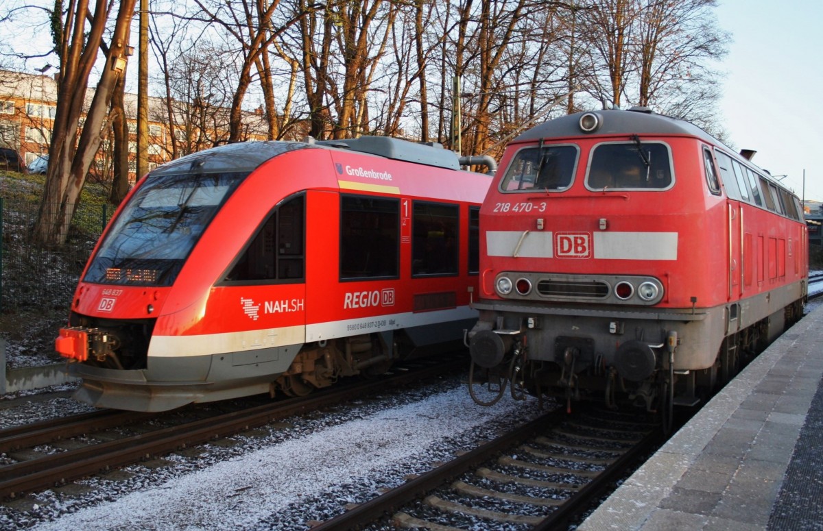 Hier links 648 837-2  Großenbrode  als RB73 (RB21961) von Eckernförde nach Kiel Hbf. und rechts 218 470-3 als Lz, diese beiden Triebfahrzeuge begegneten sich am 24.2.2016 in Kiel Hbf.