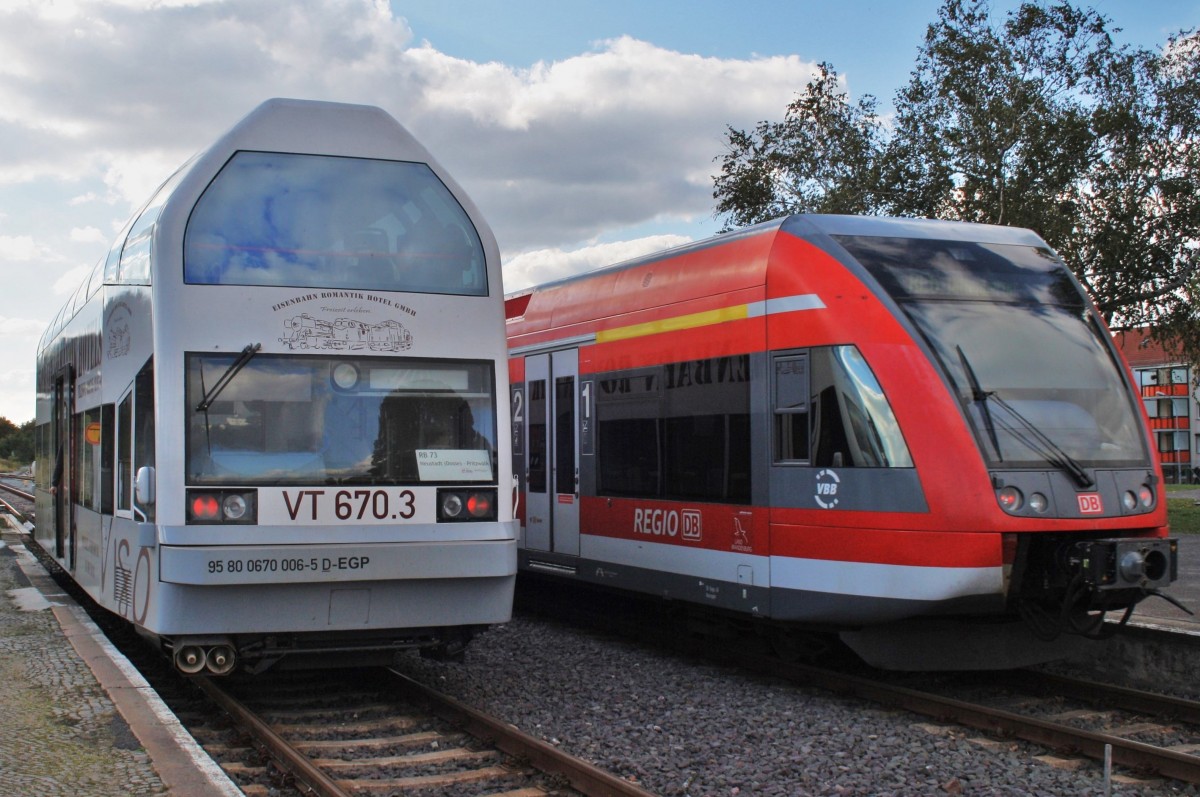 Hier links 670 006-5 als RB73 (RB79303) von Pritzwalk nach Neustadt(Dosse) und rechts 646 018-1 als RE6 (RE18610) von Berlin Spandau nach Wittenberge, diese beiden Triebzge begegneten sich am 2.10.2013 in Pritzwalk. 
