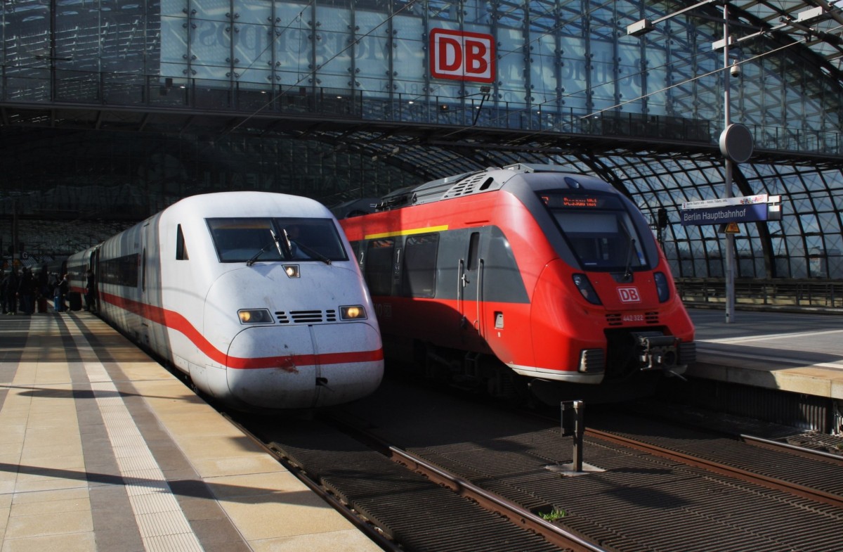 Hier links 808 012-9  Potsdam  als ICE557 von Köln Hbf. nach Berlin Ostbahnhof mit 808 035-0  Görlitz  als ICE547 von Düsseldorf Hbf. nach Berlin Ostbahnhof und rechrs 442 822-3 als RE7 (RE18721)  Airport-Express  von Zossen nach Dessau Hbf., diese beiden Triebzüge begegneten sich am 6.4.2015 in Berlin Hbf. 