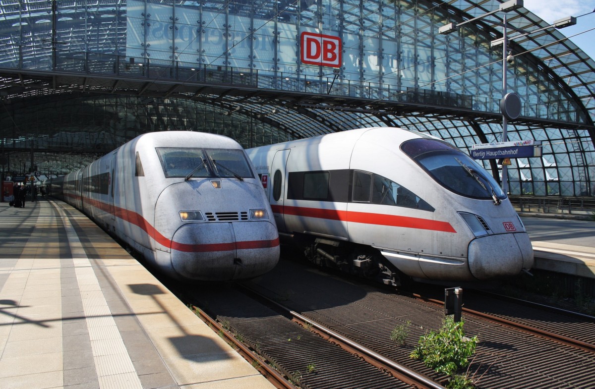 Hier links 808 013-7  Nauen  und 808 005-3  Zwickau  als ICE547 von Köln Hbf. nach Berlin Ostbahnhof und rechts 411 074-8  Hansestadt Warburg  und 411 002-9  Neubrandenburg  als ICE1546 von Berlin Ostbahnhof nach Köln Hbf., diese beiden Triebzugverbände begegneten sich am 1.8.2015 in Berlin Hbf.