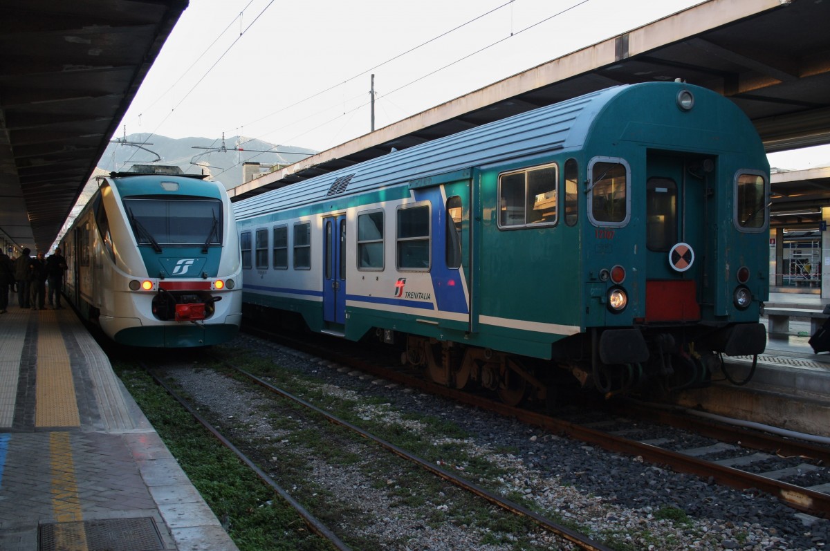Hier links ALe501 097 als R34886 von Palermo Centrale nach Agrigento Centrale und rechts R22714 von Punta Raisi nach Palermo Centrale (Schublok war 464.067), diese beiden Züge standen am 22.12.2014 in Palermo Centrale.