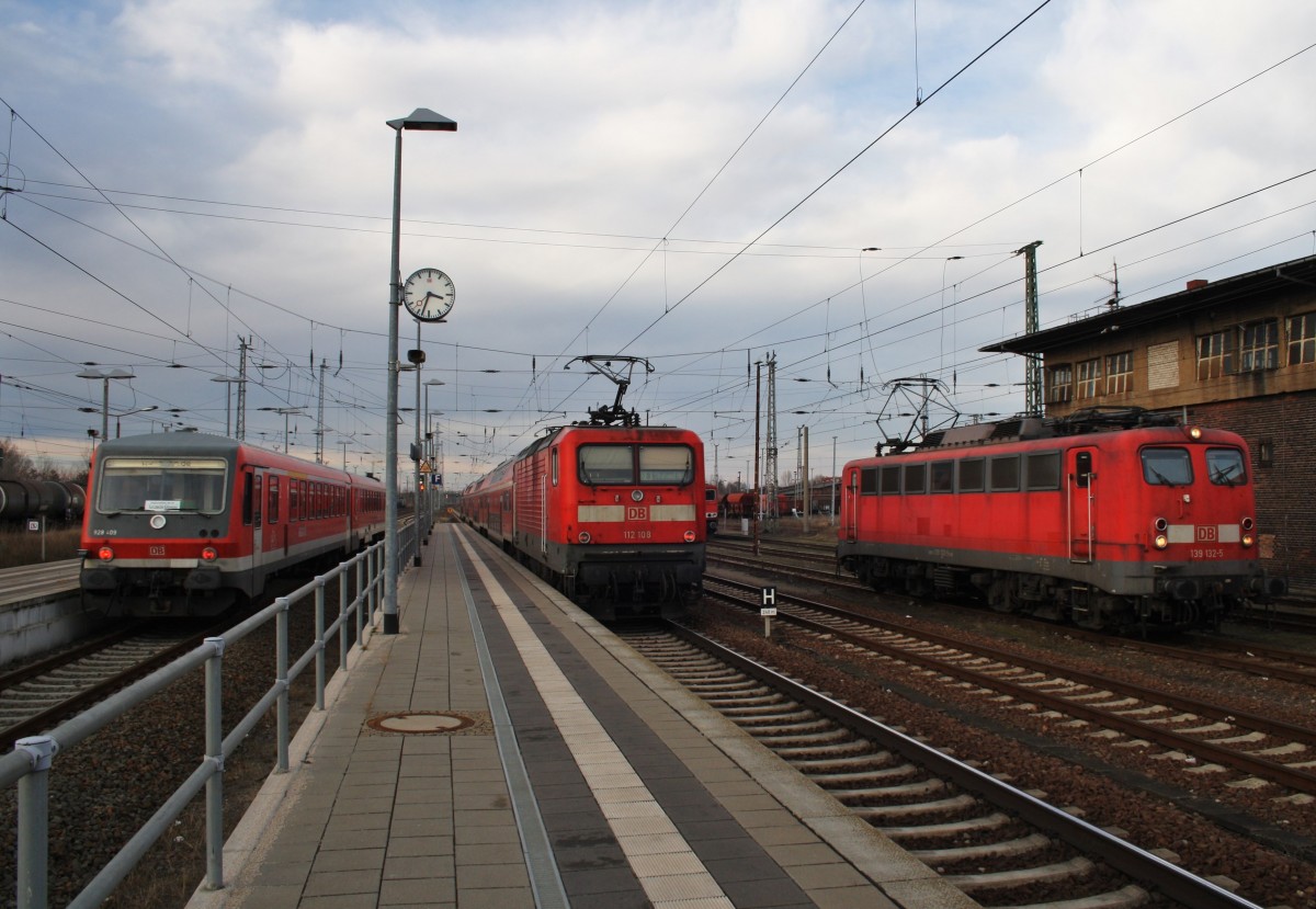 Hier links ausfahrend 928 409 als RB66 (RB5814) von Angermünde nach Szczecin Glowny, in der Mitte ebenfalls ausfahrend 112 108 mit einem RE3 (RE18314) von Elsterwerda nach Stralsund Hbf. und rechts 139 132-5. (Angermünde, 7.2.2014)