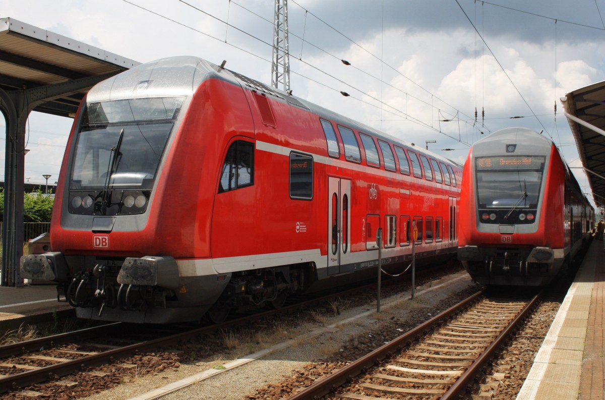 Hier links ein RE1 (RE18124) von Cottbus nach Magdeburg Hbf. (Schublok war 182 002) und rechts ein RE18 (RE18409) von Cottbus nach Dresden Hbf. (Zuglok war 112 133), diese Züge standen am 11.7.2014 in Cottbus. 