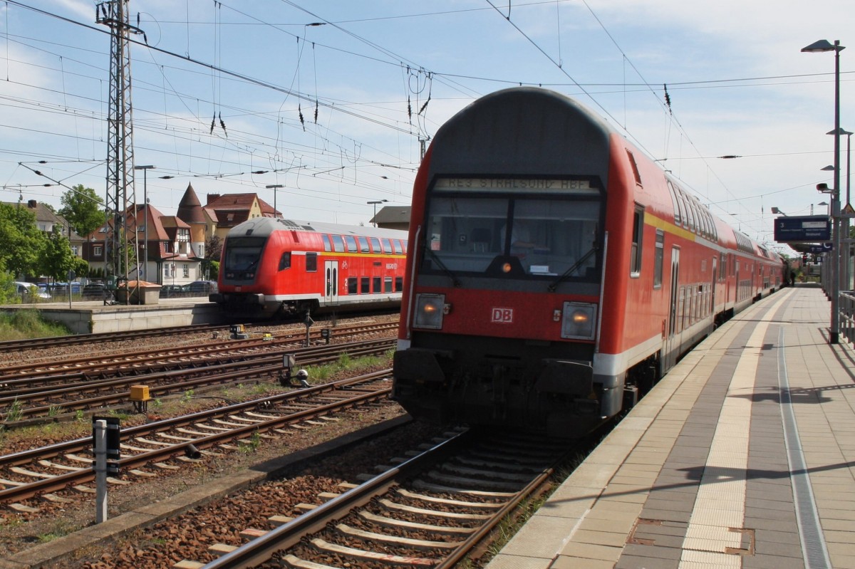 Hier links ein RE3 (RE18351) von Schwedt(Oder) nach Wünsdorf-Waldstadt (Zuglok war 114 003-7) und rechts ein RE3 (RE18312) von Elsterwerda nach Stralsund Hbf. (Zuglok war 112 165), diese beiden Züge standen am 17.5.2014 in Angermünde.